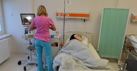 Duże podwyżki płac w szpitalach? GUS pokazał jasne dane. Ale jest problem