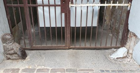 Zuchwała kradzież na warszawskiej Pradze. Ktoś wyrwał krasnala z bramy