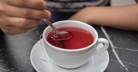 Zapomnij o cukrze i miodzie. Wrzuć odrobinę naturalnego dodatku, a przegoni goryczkę z herbaty