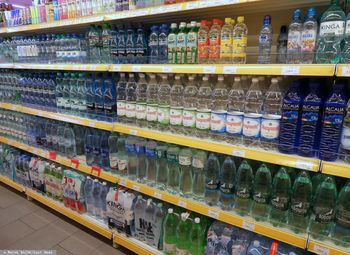 Wprowadzają konsumentów w błąd. "Fałszywe wody" w sklepach