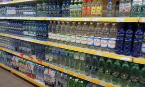 Wprowadzają konsumentów w błąd. "Fałszywe wody" w sklepach