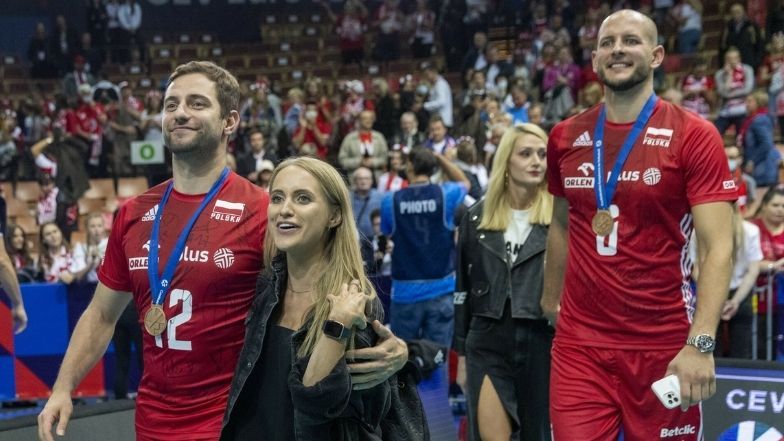 Żony i partnerki gratulują siatkarzom po meczu Polska - Serbia