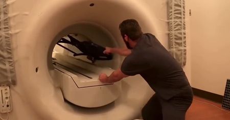Przy rezonansie trzeba usunąć rzeczy z metalu. To wideo dosadnie pokazuje dlaczego