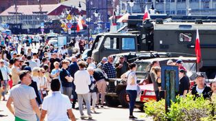2 maja i Święto Flagi w Ustce. Tłumy, piękna pogoda i zlot pojazdów militarnych (zdjęcia)