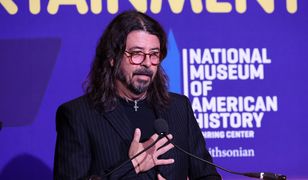 Dave Grohl zjawił się w schronisku dla bezdomnych. Nakarmił ponad 450 osób