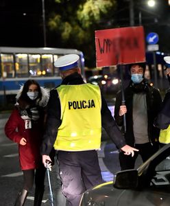 Strajk kobiet. Wrocław. "Marsz tysiąca zniczy" przeszedł przez miasto. Znicze znów zapłonęły pod siedzibą PiS