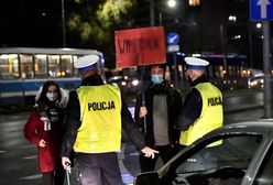 Strajk kobiet. Wrocław. "Marsz tysiąca zniczy" przeszedł przez miasto. Znicze znów zapłonęły pod siedzibą PiS