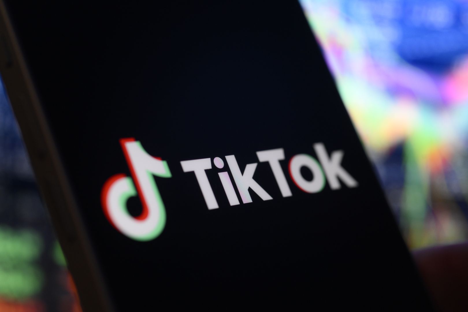 Francja zakazuje urzędnikom używania TikToka i Netflixa