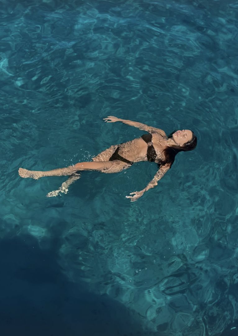 Julia Wieniawa podczas relaksu w wodzie