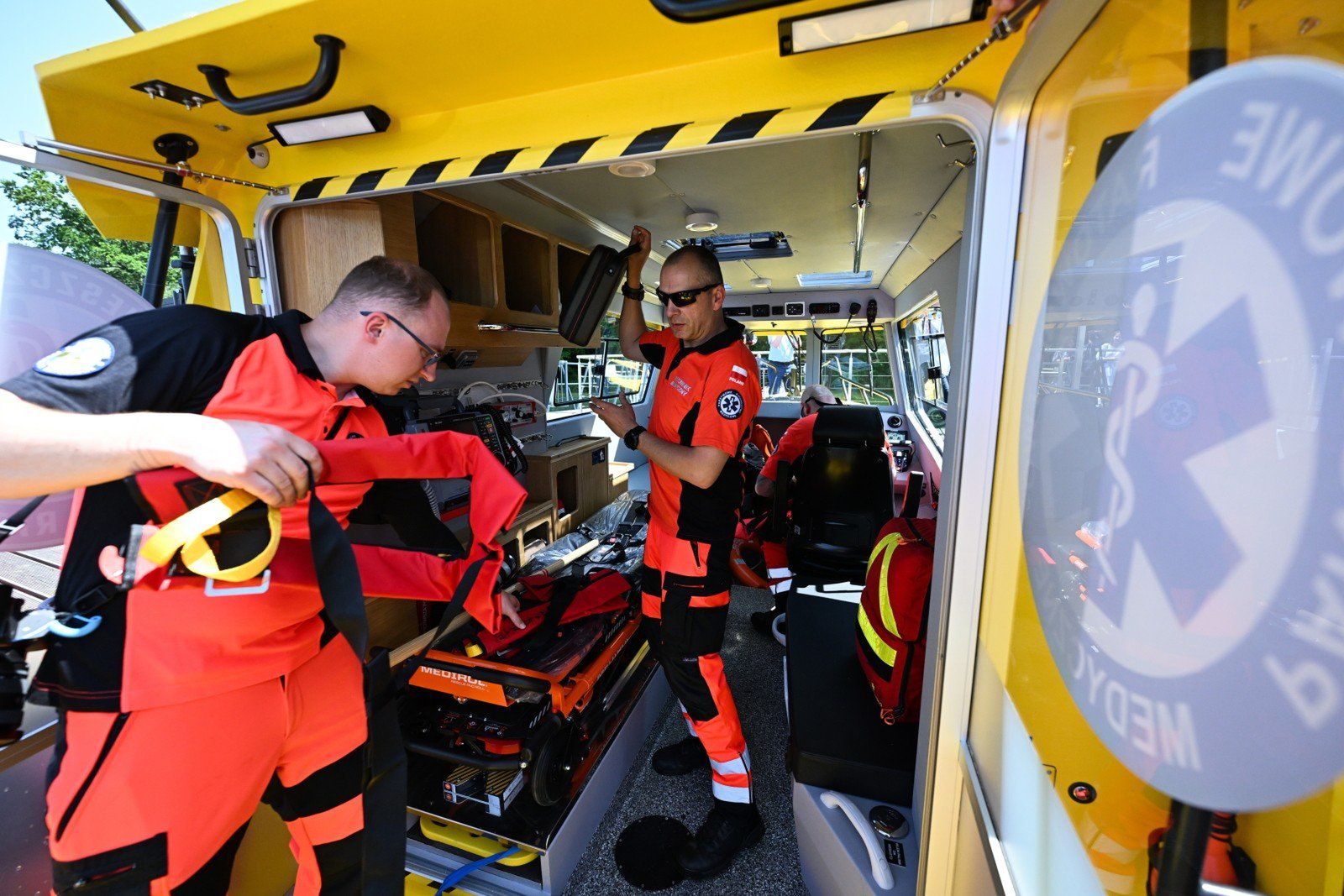 Wodowanie nowego ambulansu wodnego na Jeziorze Solińskim w Polańczyku, 4 bm. W sezonie letnim ambulans będzie wykorzystywany na Jeziorze Solińskim przez Bieszczadzkie Pogotowie Ratunkowe.