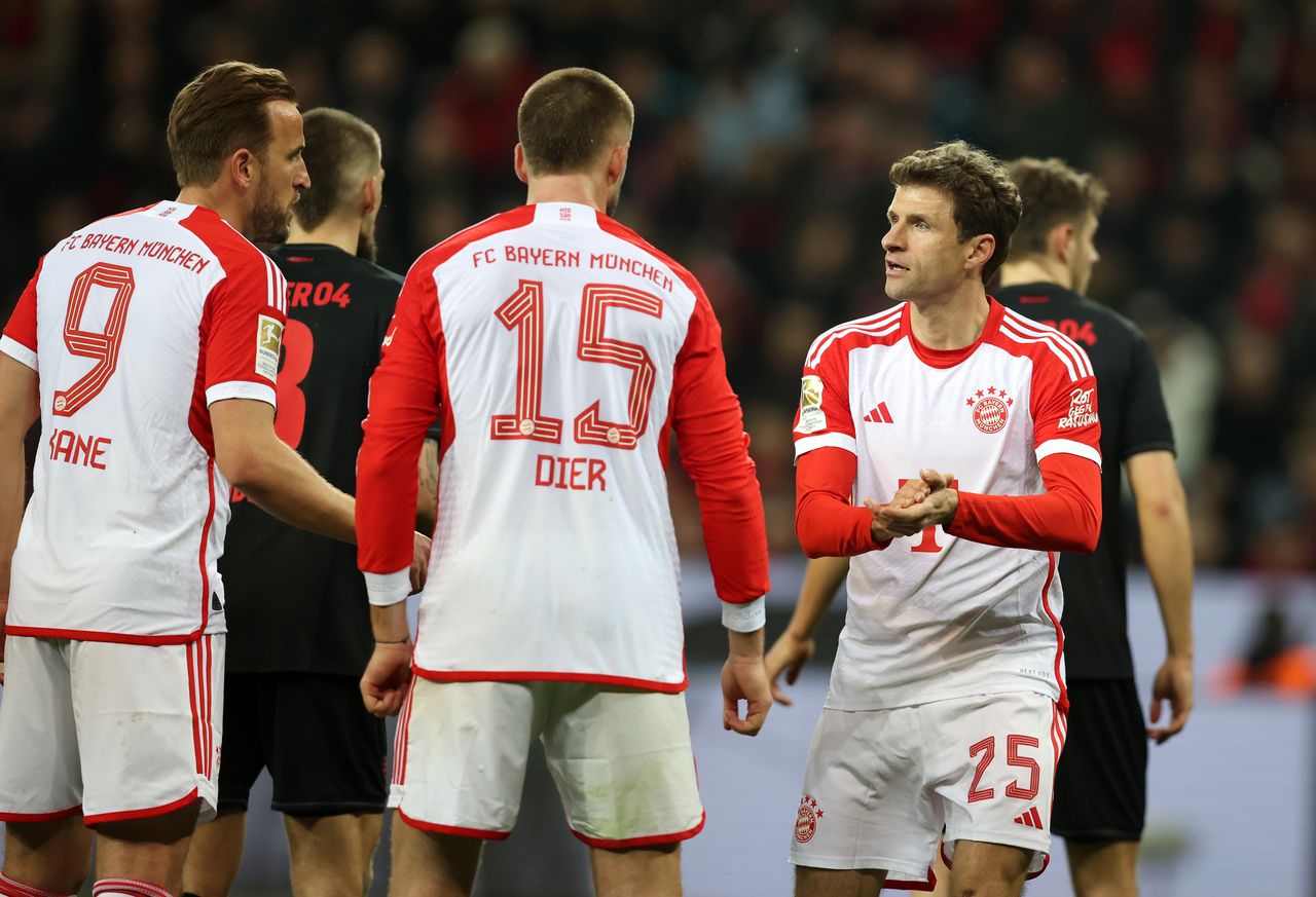 LEVERKUSEN, GERMANY - FEBRUARY 10: Thomas Mueller of Bayern Muenchen reacts, Harry Kane of Bayern Muenchen during the Bundesliga match between Bayer 04 Leverkusen and FC Bayern München at BayArena on February 10, 2024 in Leverkusen, Germany. (Photo by Stefan Matzke - sampics/Corbis via Getty Images)