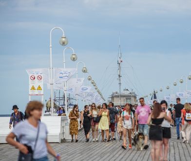 Sopot już rozpoczął sezon. "Gołe brzuchy i prężenie klaty"