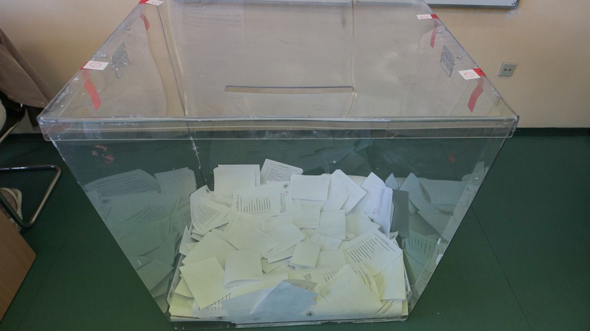 Wroclaw 28.06.2020. Wybory na Prezydenta RP 2020. Mieszkancy Wroclawia biora udzial w glosowaniu. N/z Urna wyborcza w lokalu nr 149