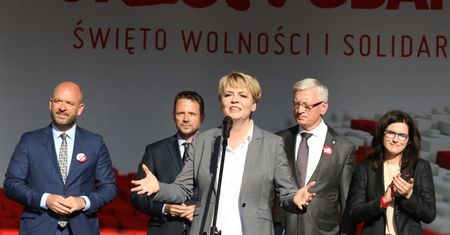 Rząd obiecał kolejne pieniądze. "To już nawet nie jest ochłap plus"