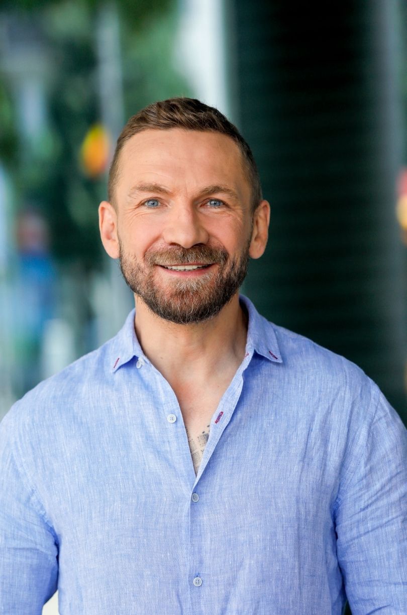 Przemek Kossakowski pozuje pod studiem "Dzień Dobry TVN"