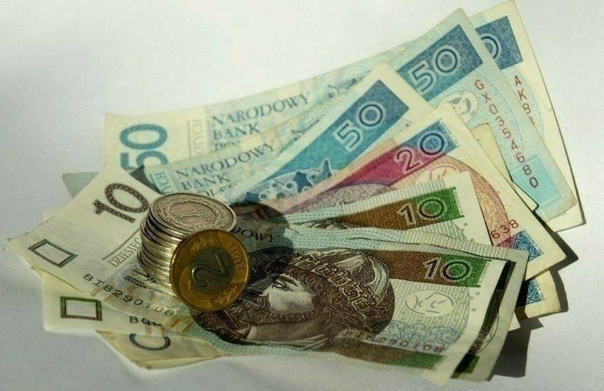 Dla wielu osób pożyczki rodzinne są pierwszym wyborem: szybkie, pozbawione formalności, oparte na zaufaniu. Jednak to właśnie brak papierów często staje się problemem, gdy urzędnicy postanowią przyjrzeć się sprawie.Eksperci ostrzegają: jeśli nie udokumentujesz transakcji, możesz wpaść w poważne tarapaty. I choć fiskus nie interesuje się każdą złotówką, istnieje pewna granica, po której przekroczeniu uruchamiany jest obowiązek podatkowy.↓ CHCESZ ZOBACZYĆ RESZTĘ INFORMACJI, PRZEWIŃ W DÓŁ ↓