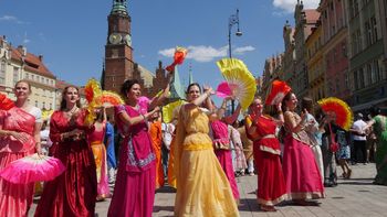Barwny korowód - Festiwal Wozów Ratha Yatra przeszedł wrocławskim rynkiem – zobacz galerię zdjęć i poczuj atmosferę tego barwnego święta!