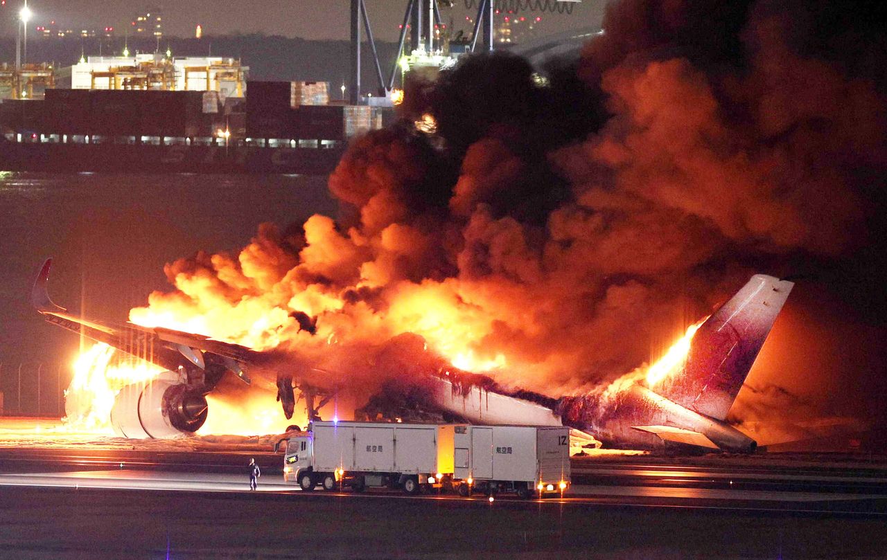Tragic collision at Tokyo airport. Japan Airlines plane burns down, 400 evacuated