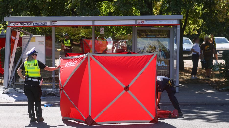 Warszawa, 13.08.2024. Miejsce tragicznego wypadku przy u. Woronicza w Warszawie, 13 bm. Samochód osobowy wjechał w przystanek autobusowy. Jedna osoba nie żyje, dziewięć zostało rannych. PAP/Leszek Szymański ***Do tego materiału zdjęciowego dostępna jest również depesza w systemie CSI, pt.: Warszawa/ Samochód wjechał w przystanek, jedna osoba nie żyje (aktl.)***