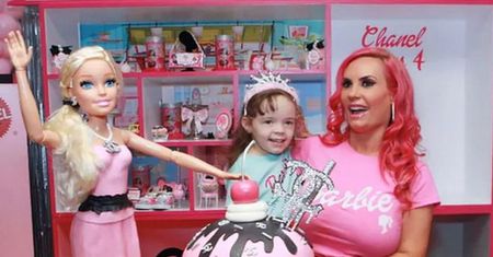 Coco Austin karmi piersią 4-letnią córkę. Fani ostro: "PATOLOGIA" (FOTO)