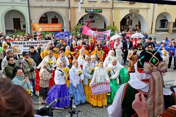 Jelenia Góra: Wielkie Senioralia rozpoczęte! Symboliczny klucz do miasta w rękach seniorów