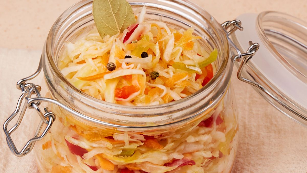 Sałatka z młodej kapusty na zimę