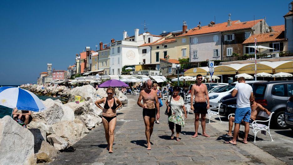 Piran, Słowenia, plażowicze na promenadzie