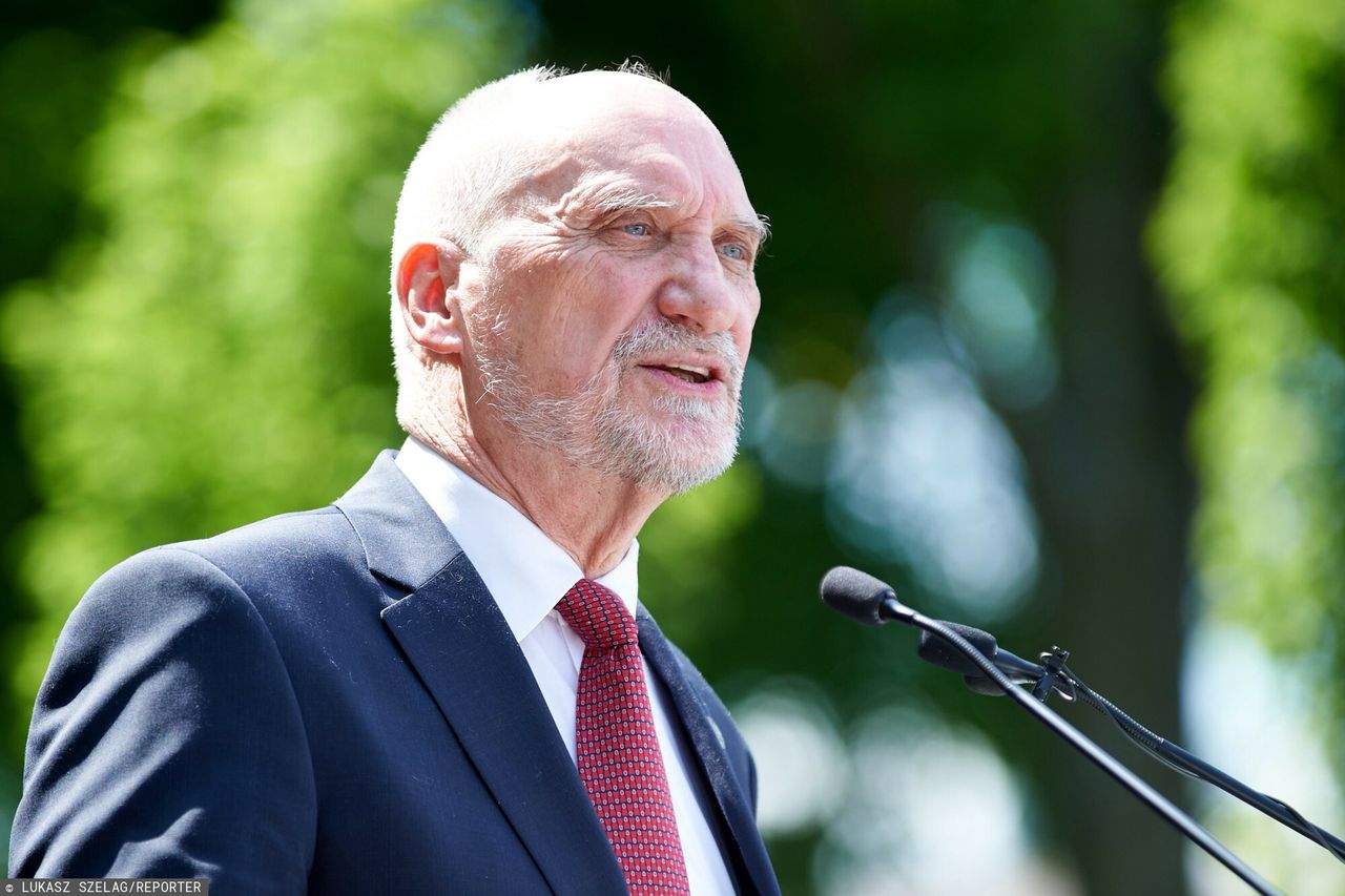 Manifestacja przed TK. Antoni Macierewicz o nieprzekraczanej granicy 