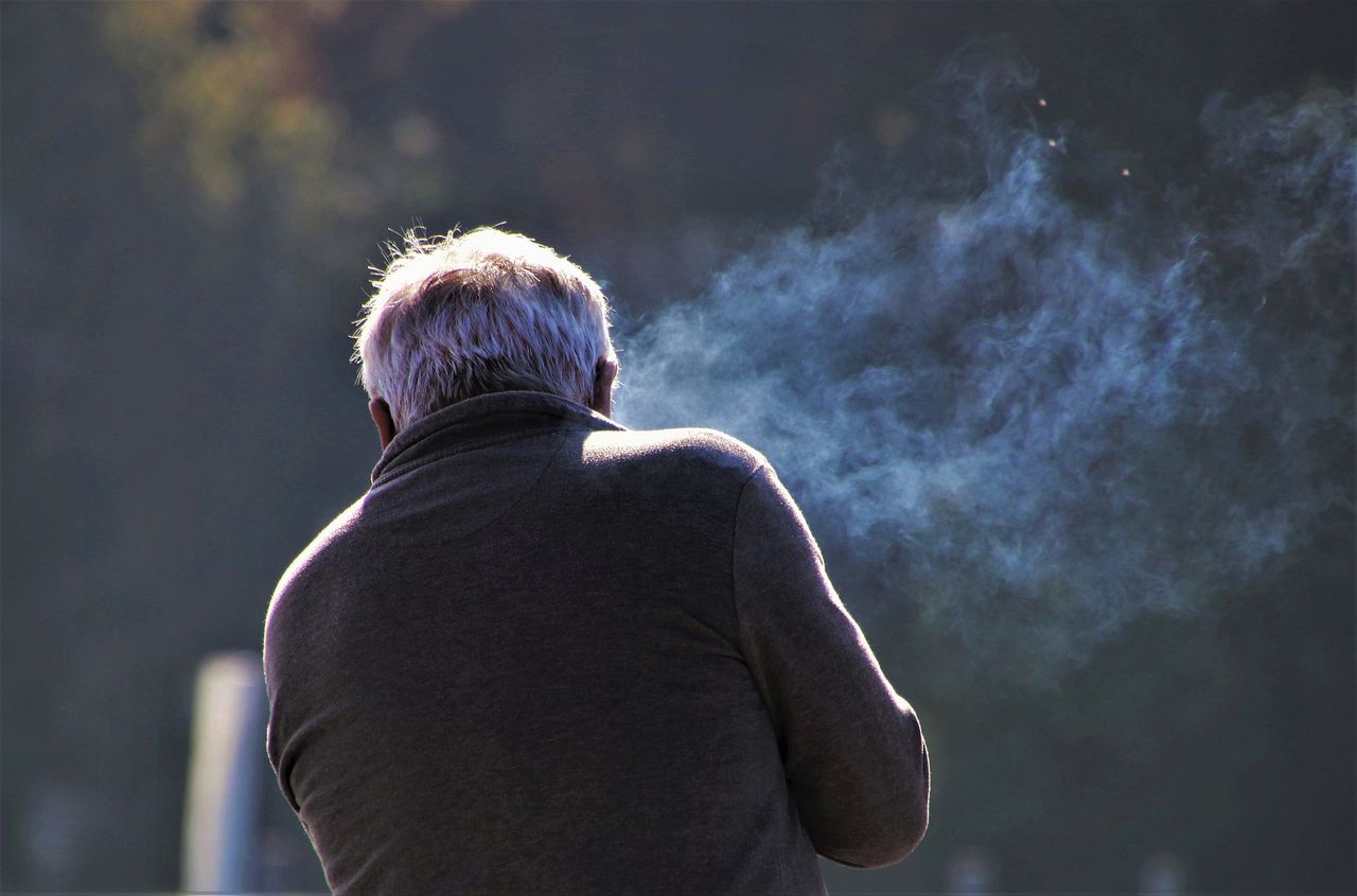 Chcą zakazać seniorom alkoholu i papierosów. Petycja już wpłynęła