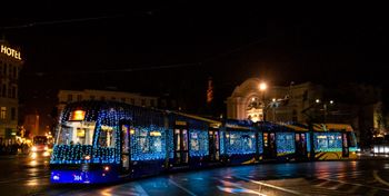 Toruń: Miasto ma swój świąteczny tramwaj. Na torach aż do Trzech Króli