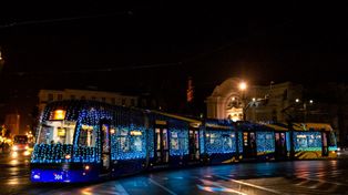 Toruń: Miasto ma swój świąteczny tramwaj. Na torach aż do Trzech Króli