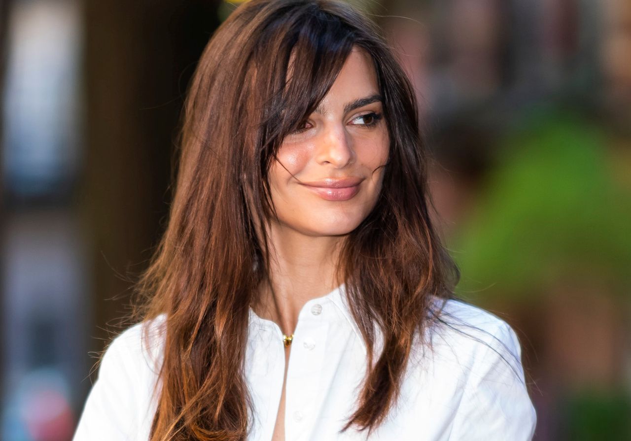 Emily Ratajkowski w pięknej stylizacji na jesień. Wystarczą trzy elementy, aby ją odtworzyć