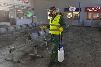 Koronawirus a śmieci. Nikt nie wie, gdzie powinny trafiać zużyte maseczki i rękawiczki