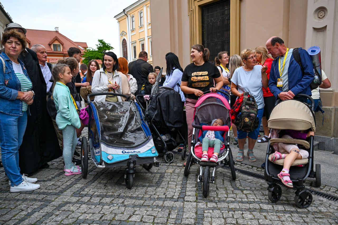 Uczestnicy z małymi dziećmi w wózkach nie są rzadkością na pielgrzymkach