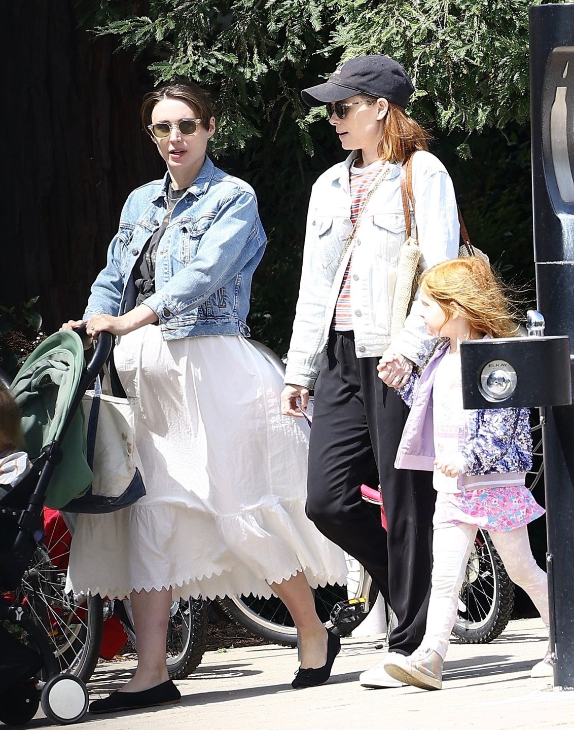 Ciężarna Rooney Mara spędza czas z synem i siostrą