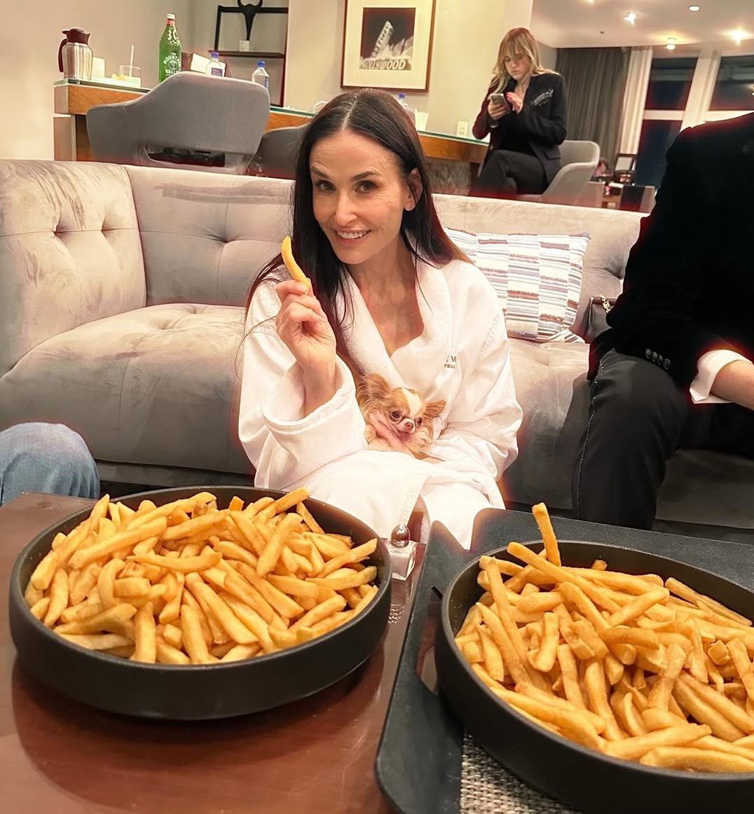 Demi Moore pałaszuje frytki po Oscarach