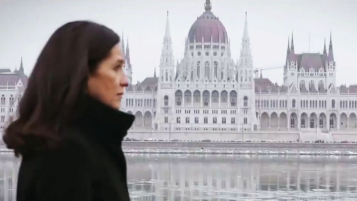 Anita Orban na tle parlamentu w Budapeszcie