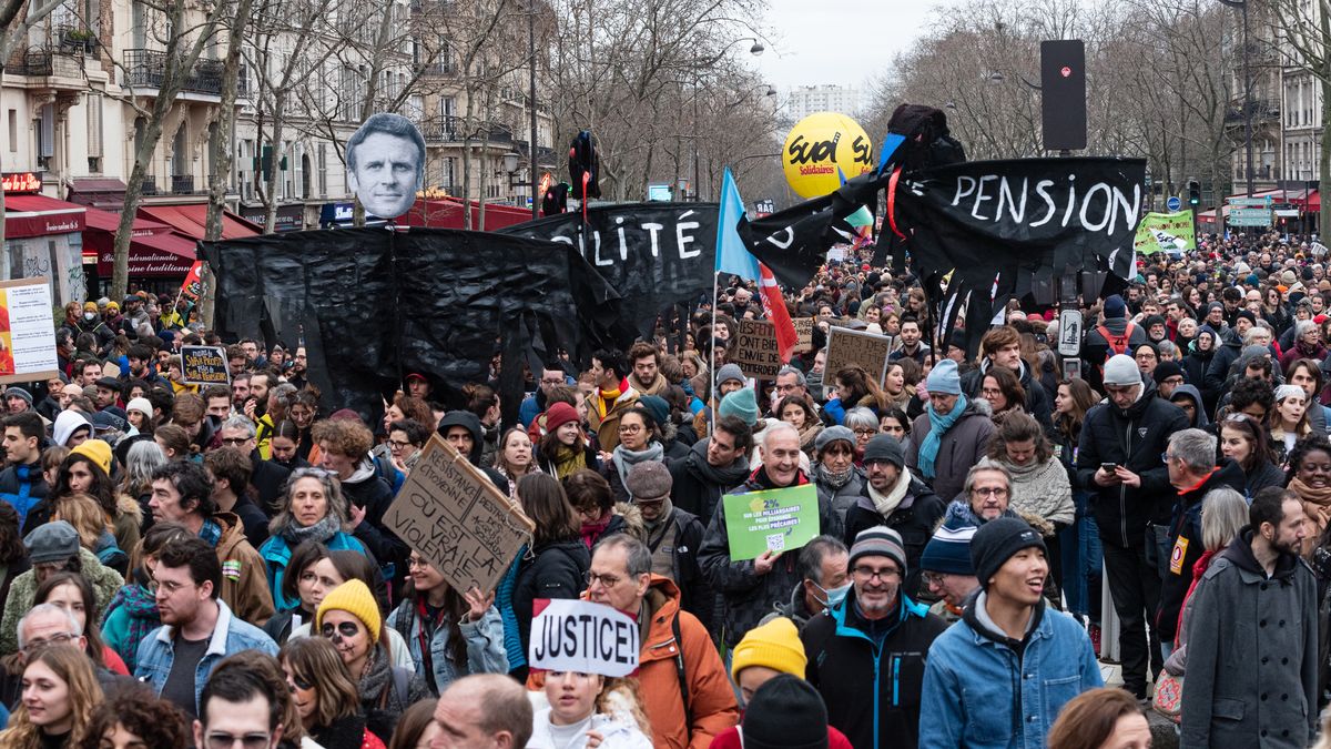 Na zdjęciu osoby protestujące przeciwko podniesieniu wieku emerytalnego we Francji