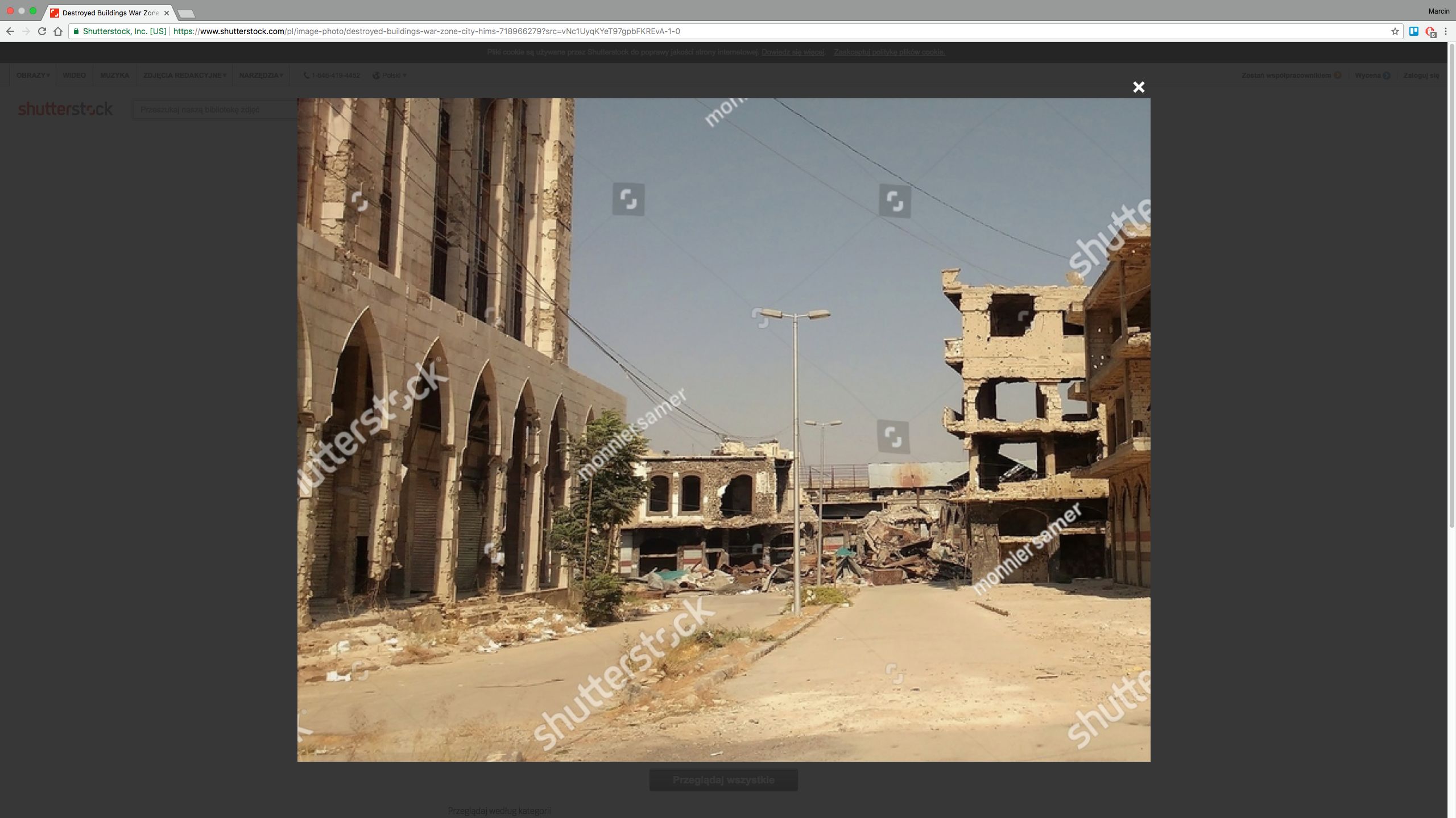 Witold Gadowski na tle zdjęcia stockowego na okładce ”Sieci”. Fotoreporterzy komentują 2