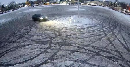 Sypie śnieg, sypią się mandaty. Policjanci nie odpuszczają "drifterom"