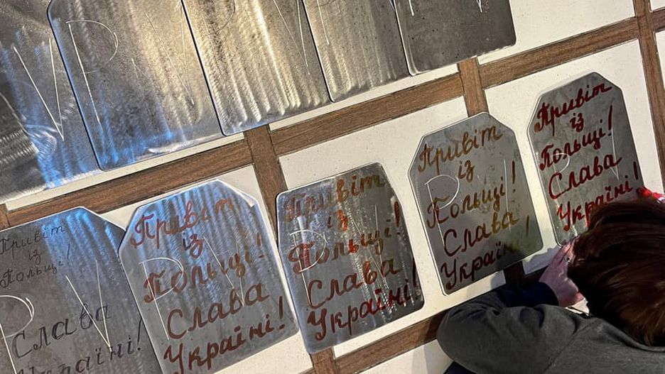 Bitwa o Donbas. Po dramatycznym apelu sanitariuszy z Ukrainy, Polacy zrobili zrzutkę i uszyli kamizelki kuloodporne. Na fot stalowe płyty ochronne zakładane na pierś i plecy