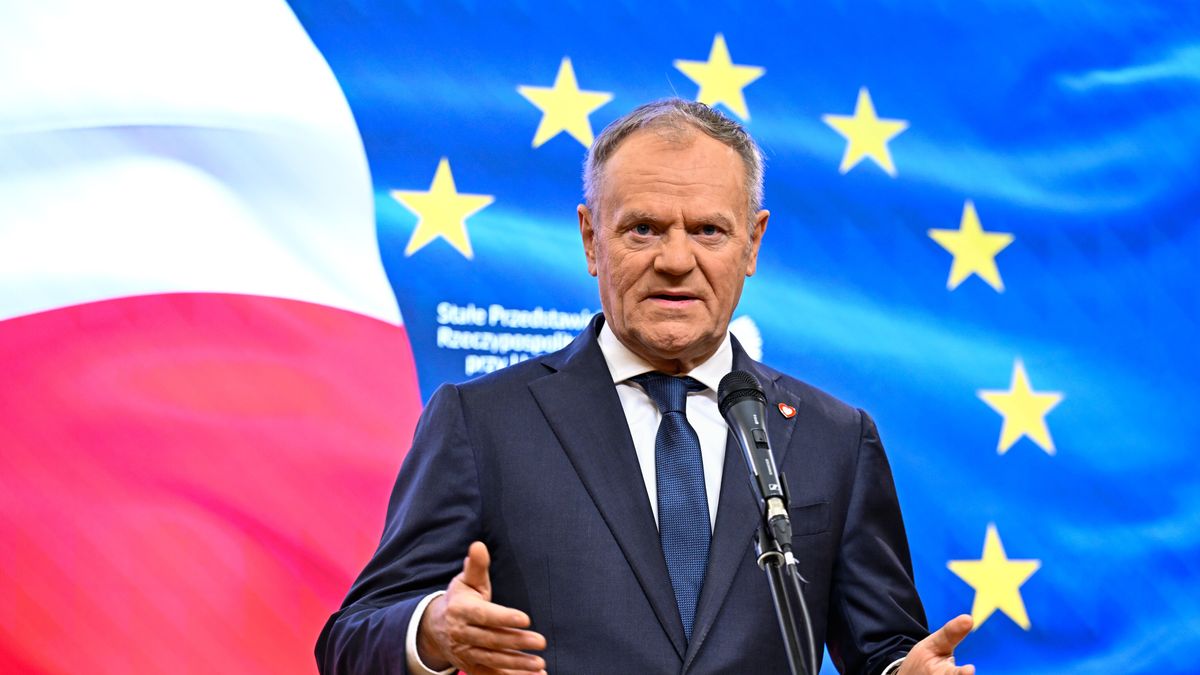 Bruksela, Belgia, 19.12.2025. Premier RP Donald Tusk rozmawia z mediami w siedzibie Stałego Przedstawicielstwa Rzeczypospolitej Polskiej przy UE po zakończeniu posiedzenia Rady Europejskiej w Brukseli, 19 bm. Tematem rozmów europejskich przywódców były m.in. pomoc dla Ukrainy, w tym postępy w procesie pokojowym oraz wsparcie finansowe na najbliższe dwa lata. (amb) PAP/Wiktor Dąbkowski