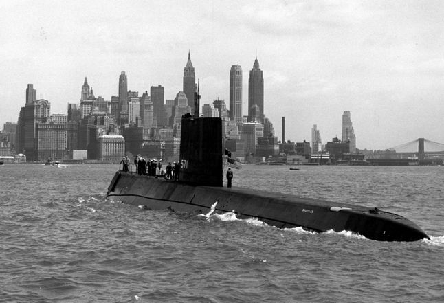 USS Nautilus na tle nowojorskich wieżowców