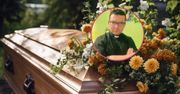 Zmarli słyszą nasze rozmowy "do zabicia dzwonu"? Ksiądz wyjaśnia