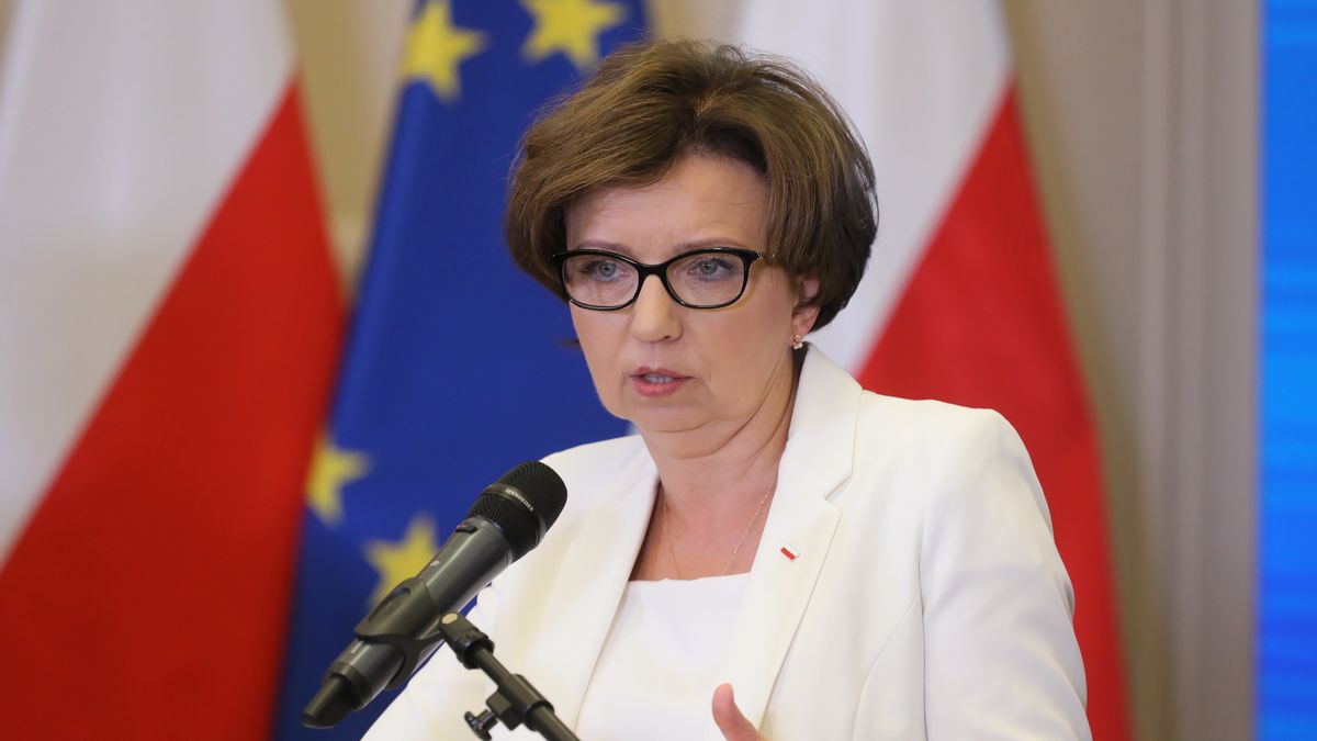 Warszawa, 25.08.2022. Minister rodziny i polityki społecznej Marlena Maląg podczas konferencji prasowej w siedzibie ministerstwa w Warszawie, 25 bm. Konferencja dotyczyła wsparcia dla przedsiębiorców działających nad Odrą. (sko) PAP/Paweł Supernak