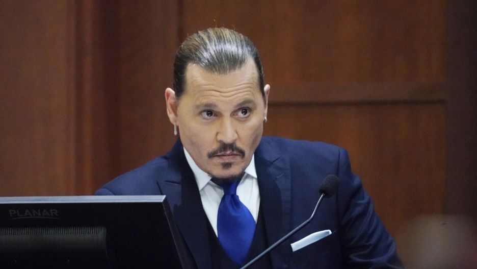 Depp v Heard defamation lawsuit at the Fairfax County Circuit Court
epa09908424 US actor Johnny Depp sits to testify in the courtroom at the Fairfax County Circuit Courthouse in Fairfax, Virginia, USA, 25 April 2022. Johnny Depp's 50 million US dollar defamation lawsuit against Amber Heard that started on 10 April is expected to last five or six weeks.  EPA/Steve Helber / POOL 
Dostawca: PAP/EPA.
Steve Helber / POOL