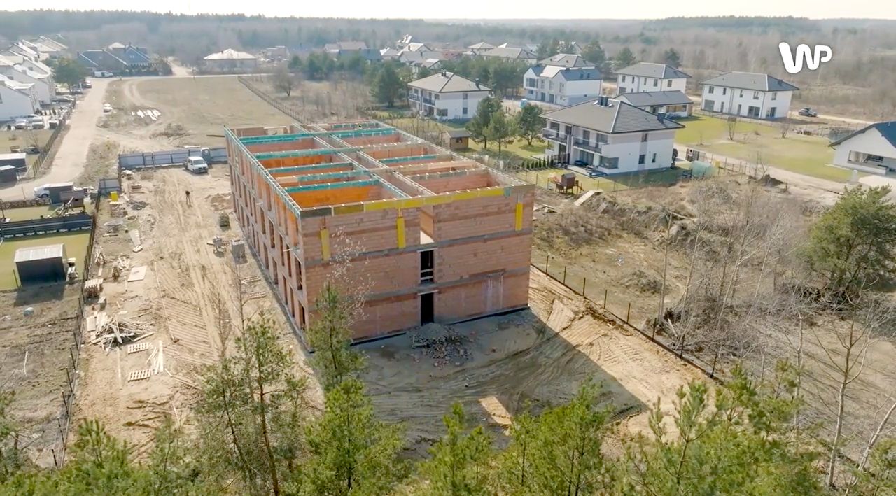 Spór o dom jednorodzinny z 30 pomieszczeniami. Deweloper: wójt sobie wymyśla