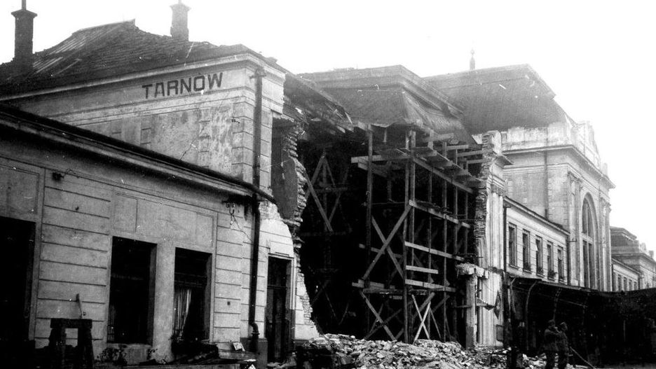 Budynek dworca w Tarnowie po wybuchu bomby 28 sierpnia 1939 roku