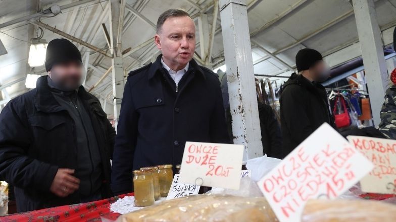 Andrzej Duda buszuje po krakowskim jarmarku