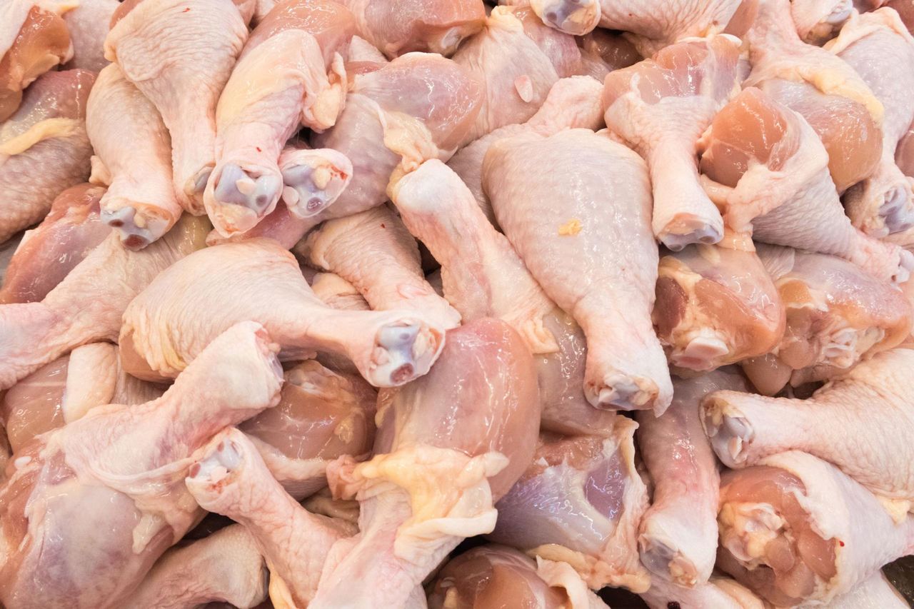 GIS wycofuje popularne kurczaki z "Żabki". Wykryto w nich bakterię Salmonelli